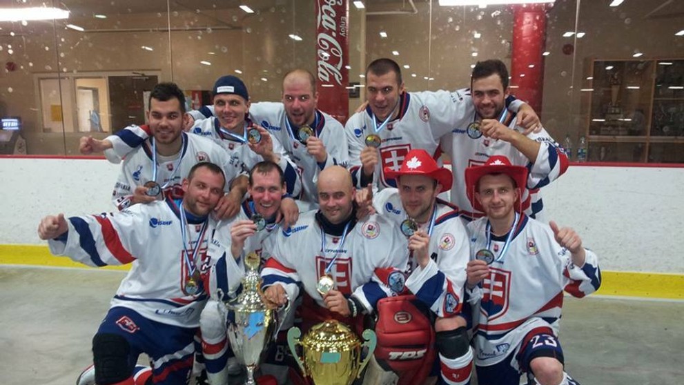 Slovenskí hokejbalisti oslavujú titul majstra sveta v Kanade v roku 2013