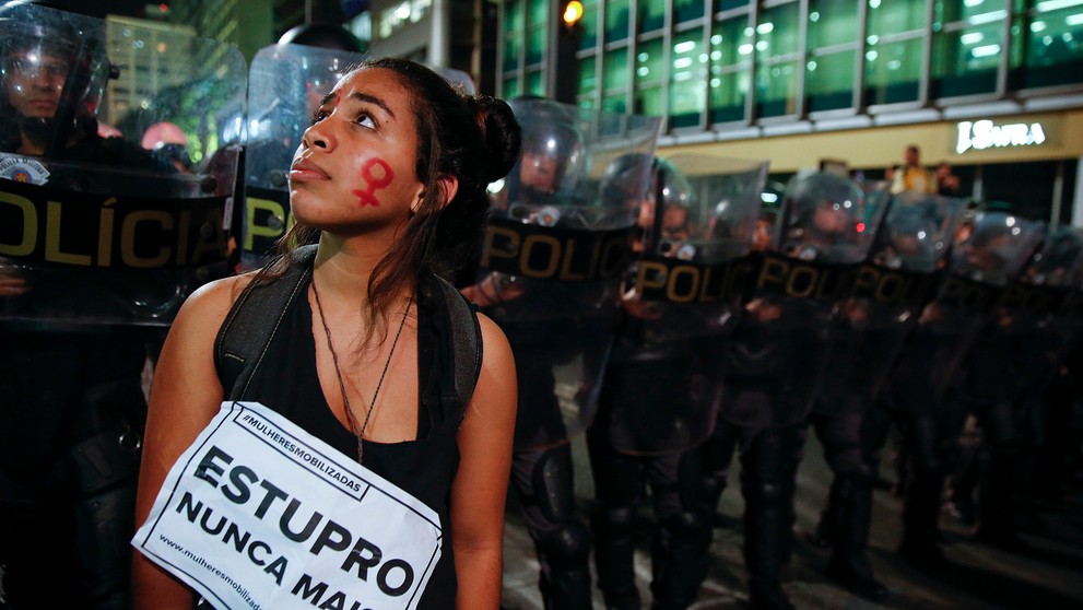 Tínedžerku znásilnilo viac ako 30 mužov. Tisícky žien preto vyšli do ulíc