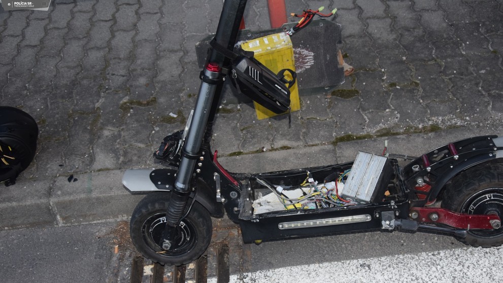 Muž na kolobežke zrazil chodkyňu.