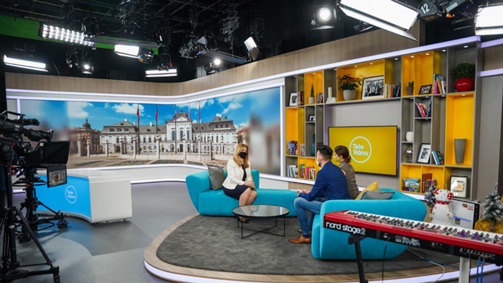 Prezidentka Zuzana Čaputová v Teleráne s moderátormi Romanom Juraškom a Lenku Šóošovou.