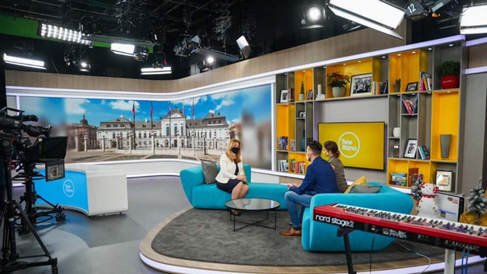Prezidentka Zuzana Čaputová v Teleráne s moderátormi Romanom Juraškom a Lenku Šóošovou.