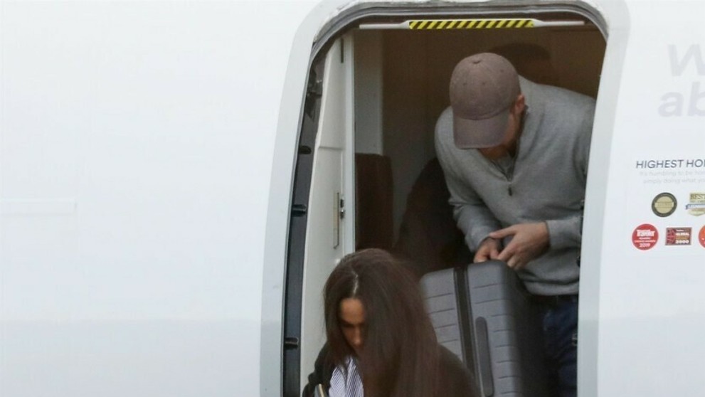 Meghan a Harry už cestujú ako bežní smrteľníci.