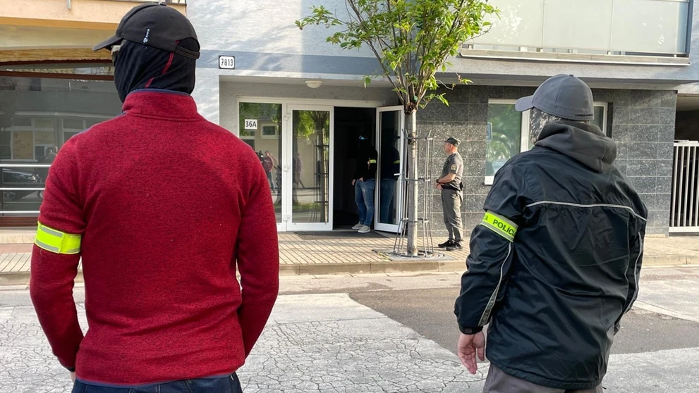 Policajti hliadkujú v Piešťanoch pred procesom s Mikulášom Černákom. 