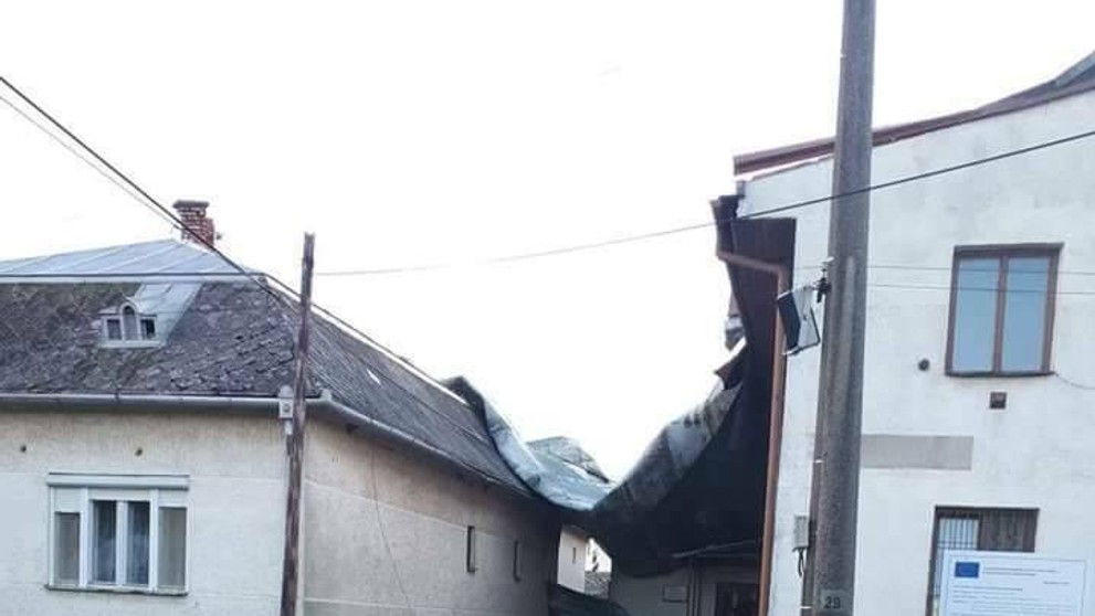 Spadnutá strecha po smršti z pošty a kultúrneho domu v obci Lekárovce.