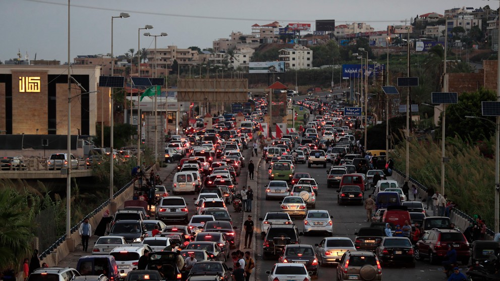 Ľudia, ktorí v pondelok utiekli z južných dedín pred pokračujúcimi izraelskými leteckými útokmi, sedia vo svojich autách