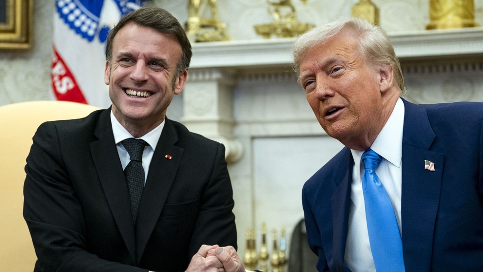 Emmanuel Macron si podáva ruku s Donaldom Trumpom počas ich stretnutia v Bielom dome.