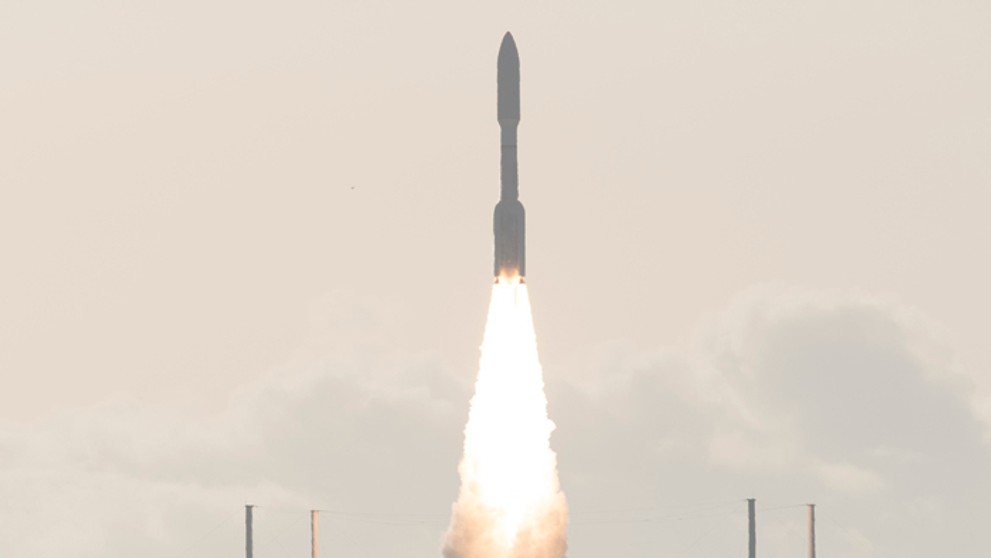 Policajné autá pred prepadnutou pobočkou banky v Nitre.