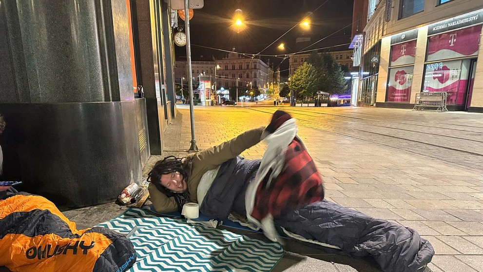 Filip dve noci spal pred reštauráciou, aby mal sendviče zdarma