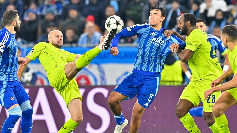 Na snímke štvrtý sprava Dávid Strelec (Slovan) a druhý zľava Josip Mišič (Dinamo) bojujú o loptu .