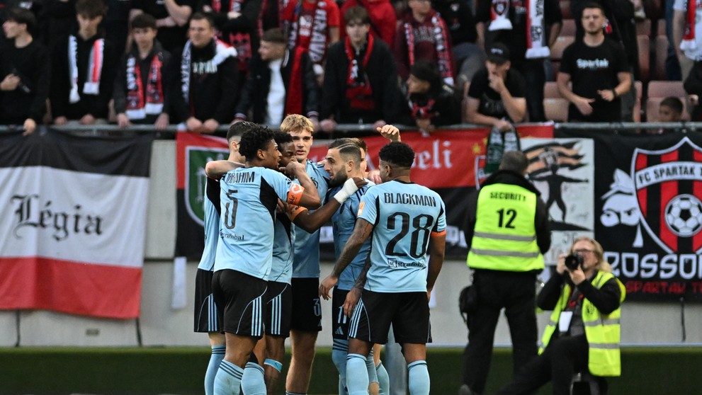 Radosť hráčov Slovana po strelení gólu v 7. kole v skupine o titul v Trnave.