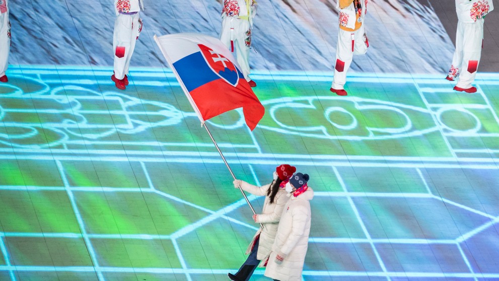 Vlajkonosiči slovenskej výpravy - hokejista Marek Hrivík a sánkarka Katarína Šimoňáková počas otváracieho ceremoniálu ZOH 2022.