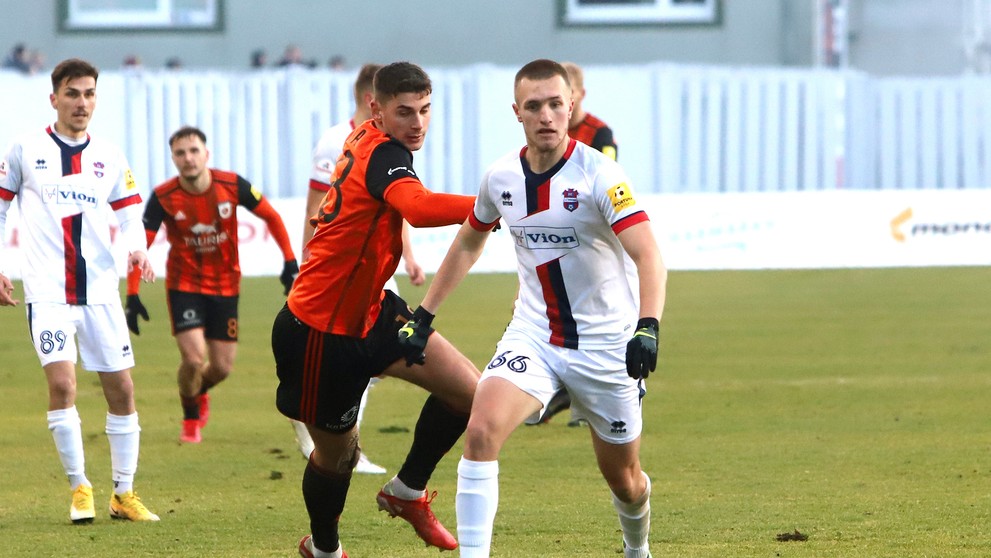 Zľava Martin Boďa (Ružomberok) a Martin Bednár (Zlaté Moravce) v zápase 18. kola Fortuna ligy.