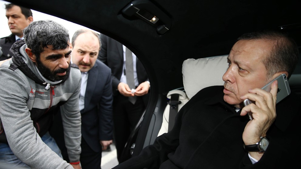 Turecký prezident Recep Tayyip Erdogan vyhovoril samovrahovi skok z mosta.