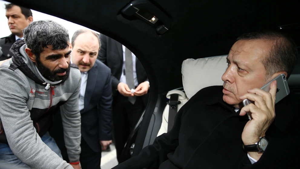 Turecký prezident Recep Tayyip Erdogan vyhovoril samovrahovi skok z mosta.