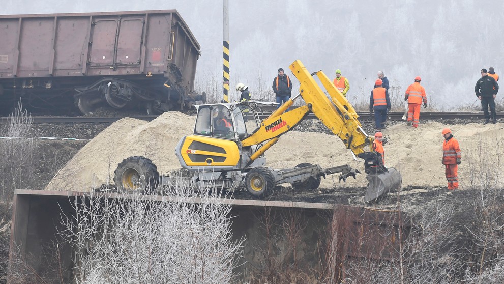 Na snímke vykoľajený nákladný vlak pri stanici v Krompachoch