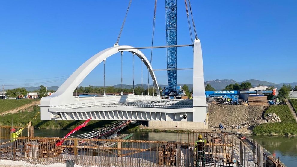 V Ilave osádzali nový most.