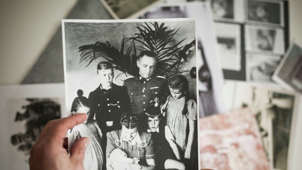 Kapitán SS Rudolf Höss s rodinou. Šéf tábora býval v dome neďaleko plynovej komory. Jeho deti mali zakázané pohybovať sa v okolí