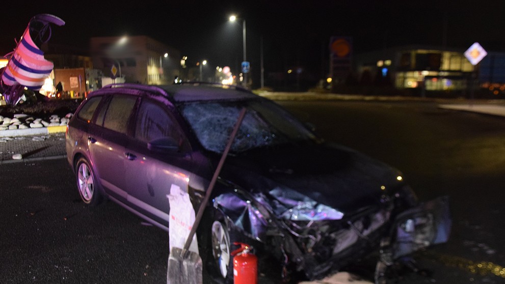 Opitý vodič zdemoloval kruhový objazd v Púchove.