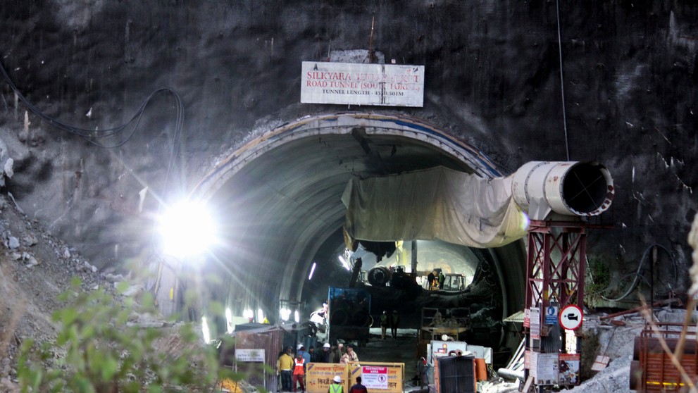 Na snímke bezpečnostný personál pri vchode do rozostavaného cestného tunela, ktorý sa zrútil v horskom štáte Uttarákhand v Indii