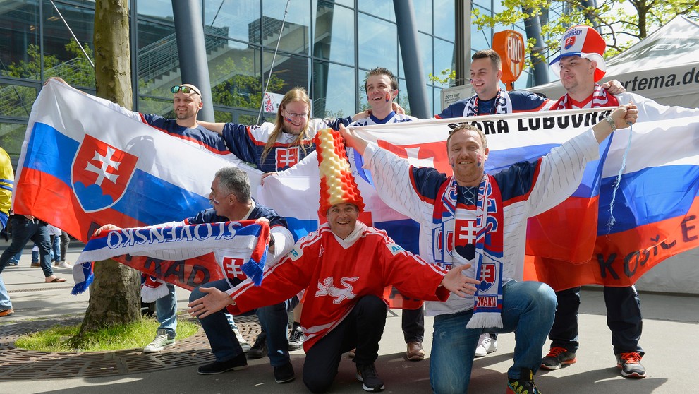 Na snímke slovenskí fanúšikovia pred zápasom Slovensko - Taliansko.