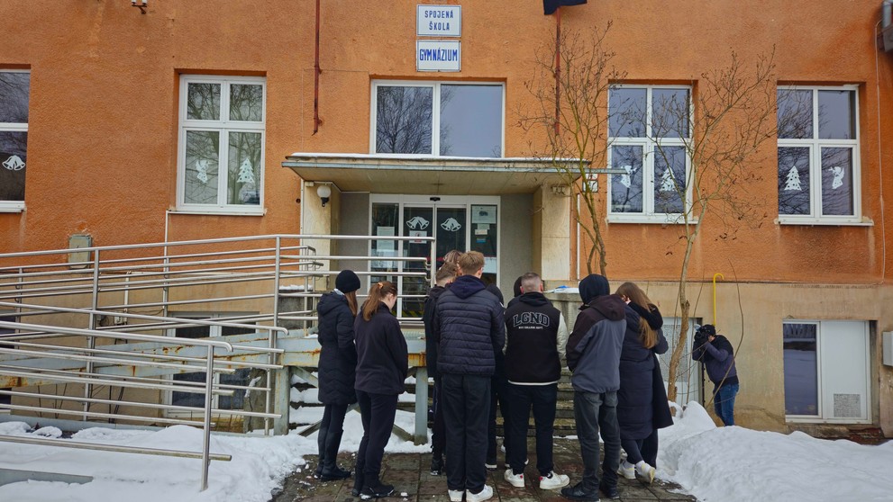 Študenti pred školou zapaľujú sviečky