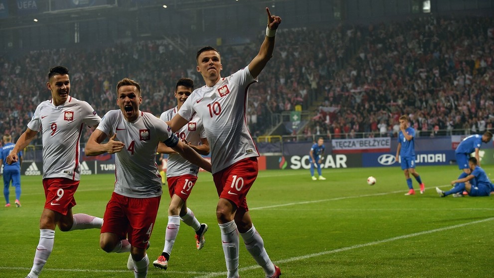 Poľskí hráči sa radujú po bleskovom úvodnom góle.