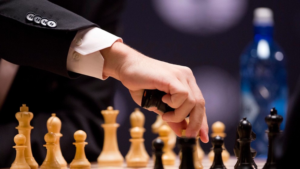 Nórsky úradujúci majster sveta Magnus Carlsen rozmýšľa počas 12. partie zápasu o titul majstra sveta v šachu.