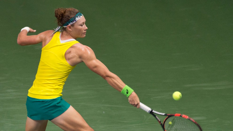 Samantha Stosurová (Austrália) odvracia loptičku proti Jane Čepelovej vo fedcupovom zápase.