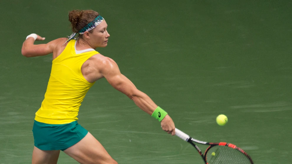 Samantha Stosurová (Austrália) odvracia loptičku proti Jane Čepelovej vo fedcupovom zápase.