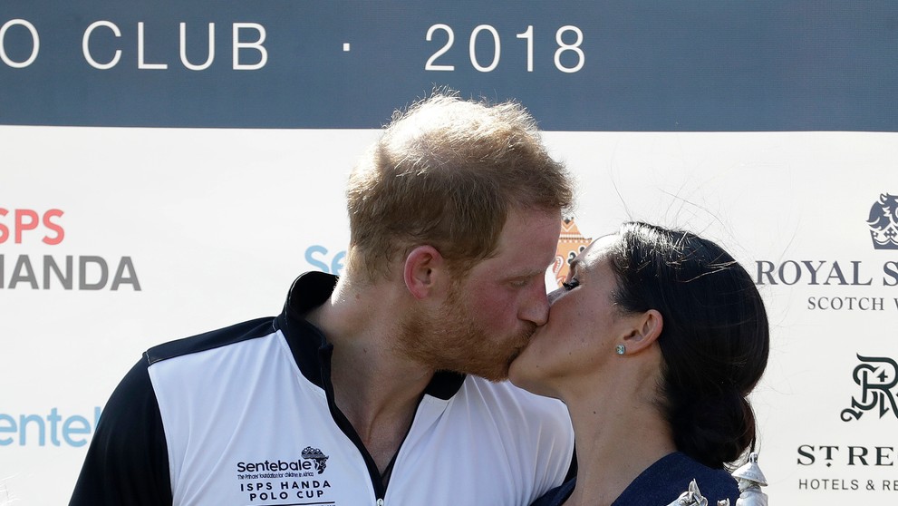 Meghan Markle a princ Harry sa pobozkali na verejnosti.