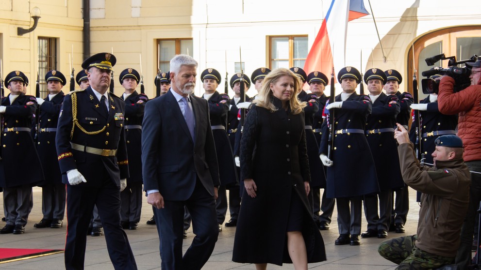 Na snímke český prezident Petr Pavel a slovenská prezidentka Zuzana Čaputová počas privítacieho ceremoniálu na Pražskom hrade. 