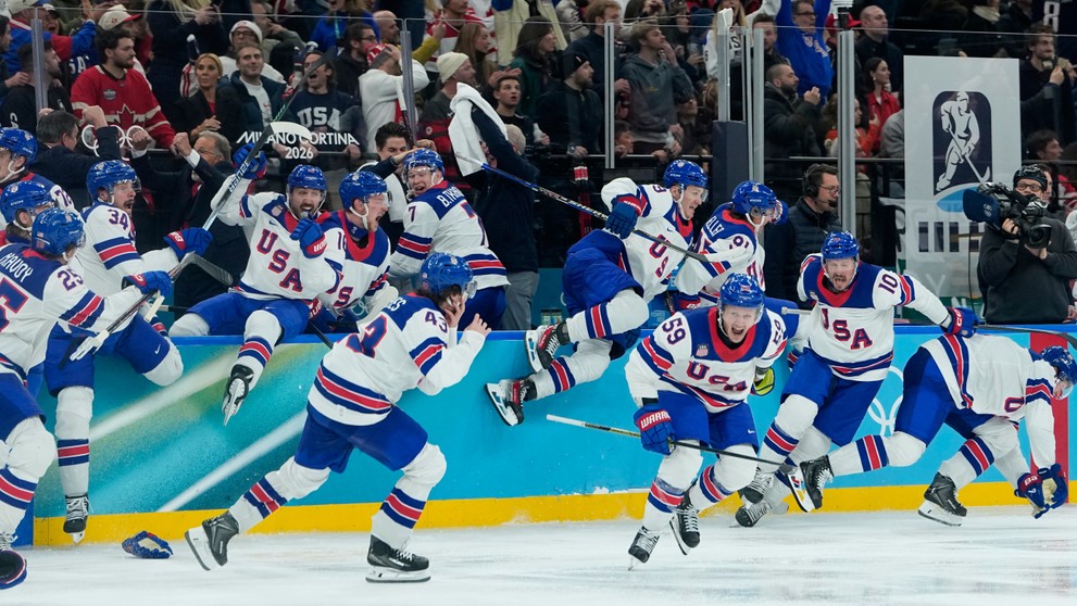 Na snímke americkí hokejisti sa tešia z víťazstva po finálovom dueli.