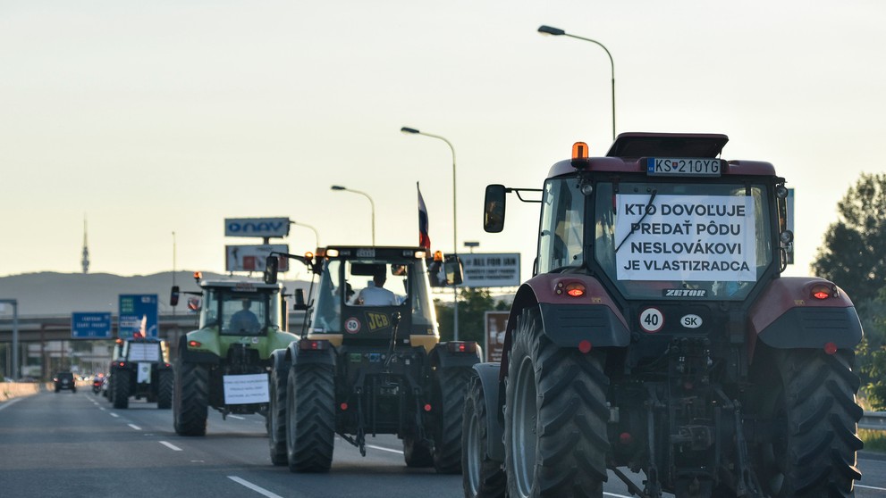 Protestná jazda farmárov z Michaloviec do Bratislavy za lepšie podmienky v poľnohospodárstve.