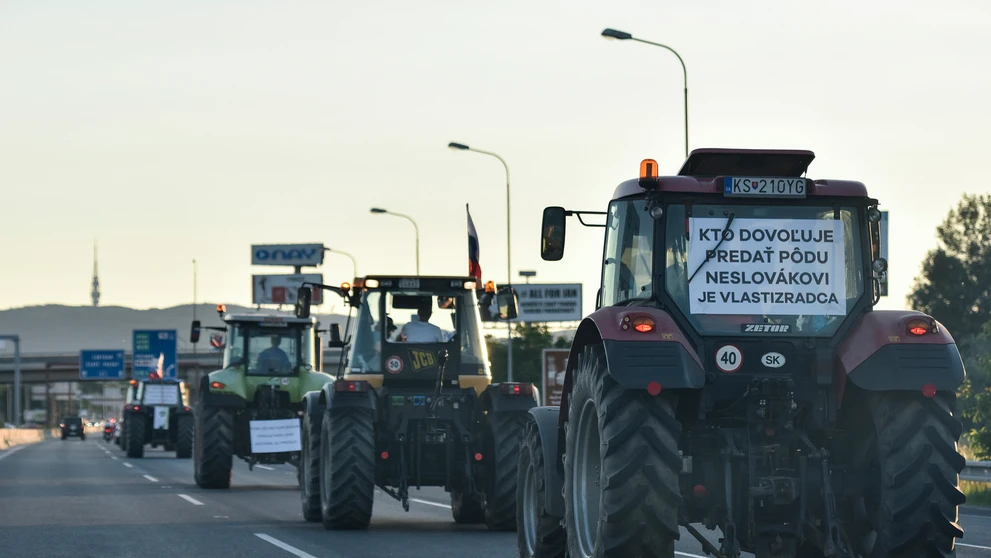 Protestná jazda farmárov z Michaloviec do Bratislavy za lepšie podmienky v poľnohospodárstve.