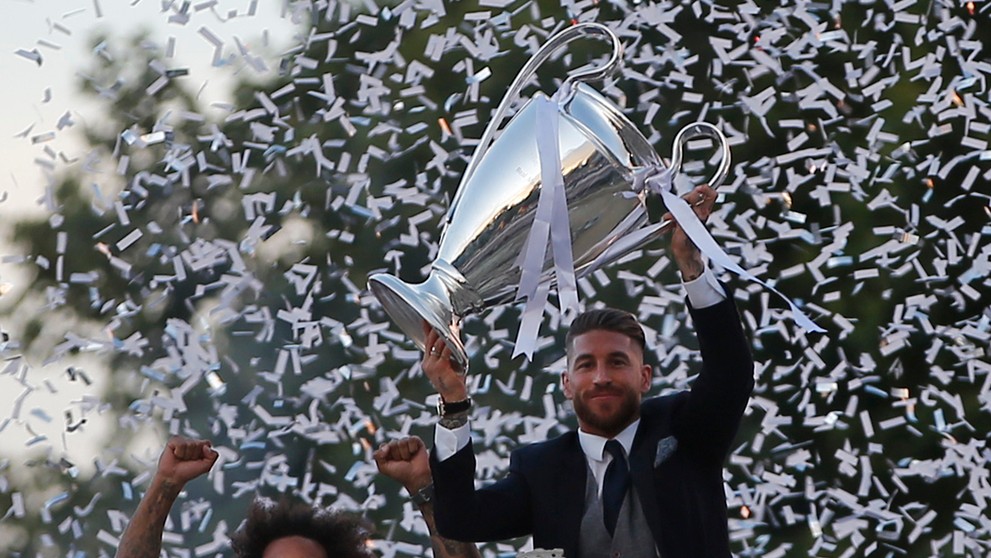 Marcelo a Ramos s trofejou na madridskom námestí Cibeles.