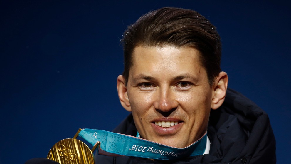 Švédsky lyžiar André Myhrer pózuje so zlatou medailou v slalome na ZOH 2018.