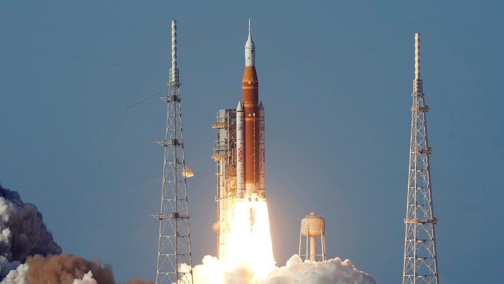 Raketa SLS odštartovala k Mesiacu.