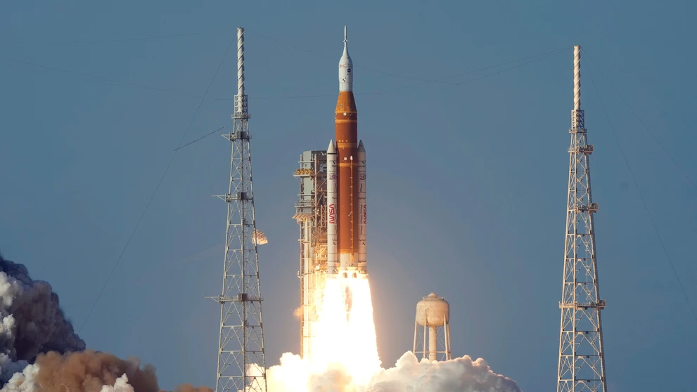 Raketa SLS odštartovala k Mesiacu.
