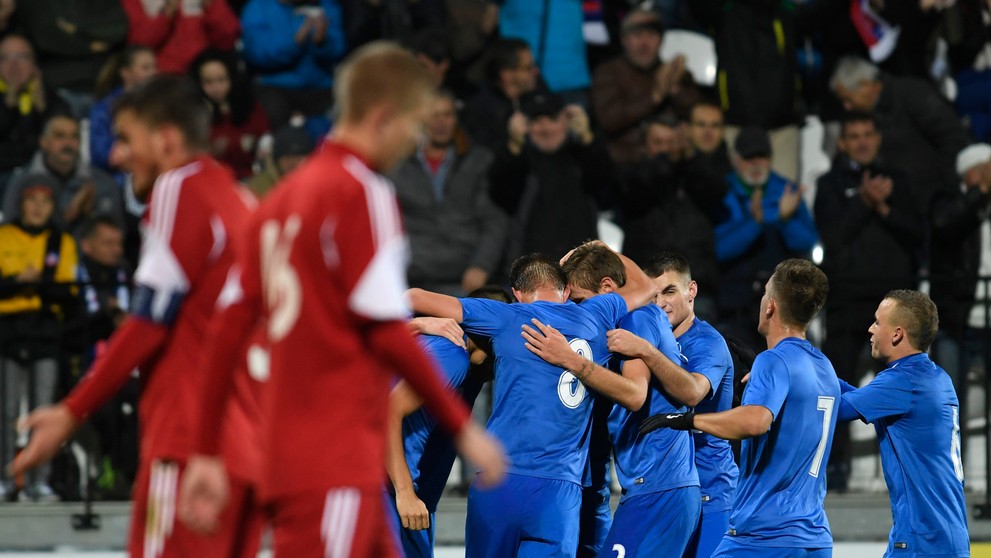 Radosť slovenských reprezentantov do 21 rokov po góle Pavla Šafranka proti Bielorusku v kvalifikácii ME 2017.