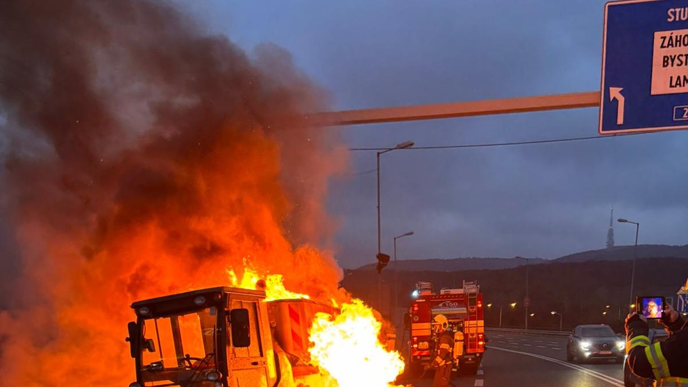 Plamene zachvátili zametacie vozidlo.