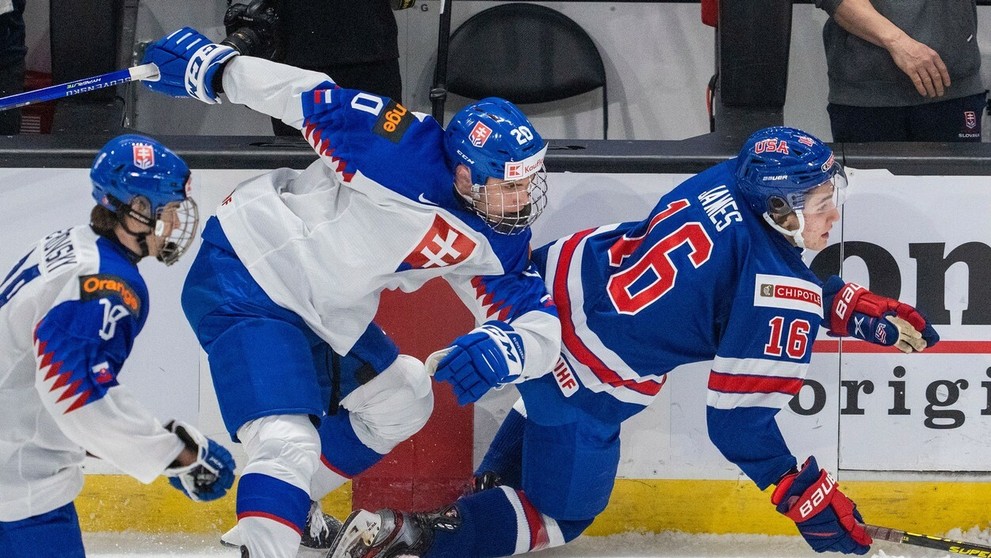 Juraj Slafkovský v súboji s Američanom Dominicom Jamesom (vpravo) na MS juniorov 2022.