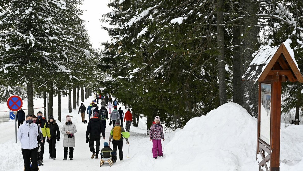 Daniil Kvyat s (dnes už) expriateľkou Kelly Piquet a dcérkou v novembri 2019