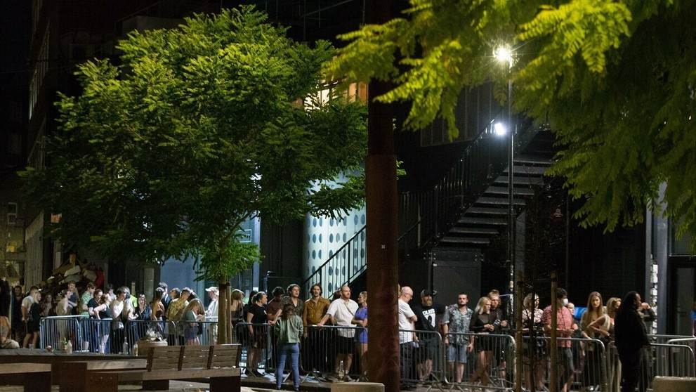 Uvoľnenie opatrení v Anglicku vzali mladí útokom