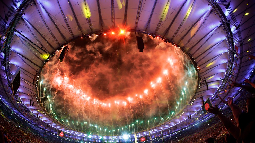 Ohňostroj počas záverečného ceremoniálu LOH v Riu de janeiro.