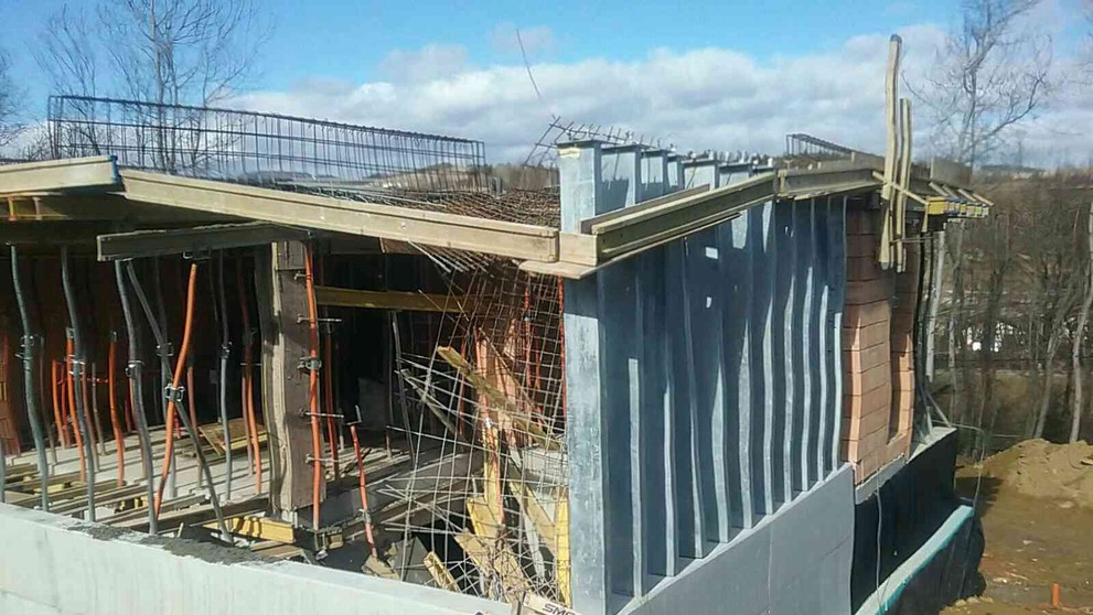 Pri stavbe rodinného domu sa pod robotníkmi prepadlo šalovacie debnenie.