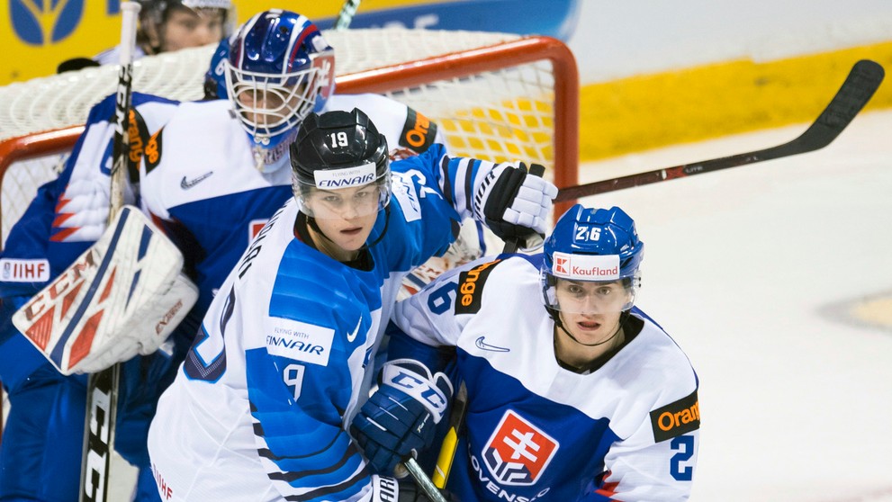 Marek Korenčík (v strede) s dvojicou Fínov, vľavo Kaapo Kakko a Eeli Tolvanen na MS do 20 rokov.