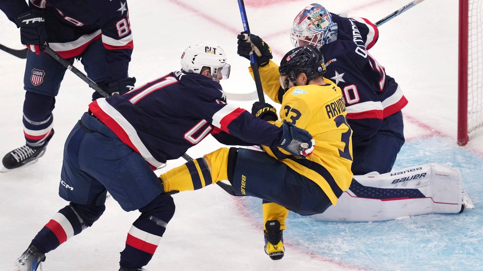 Kyle Connor a Viktor Arvidson v súboji.