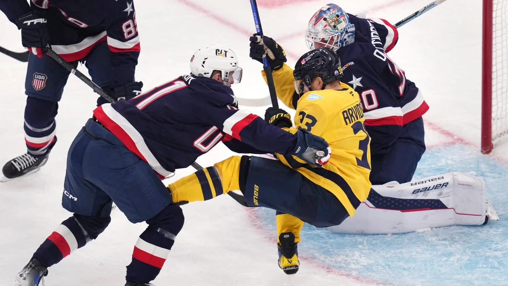 Kyle Connor a Viktor Arvidson v súboji.