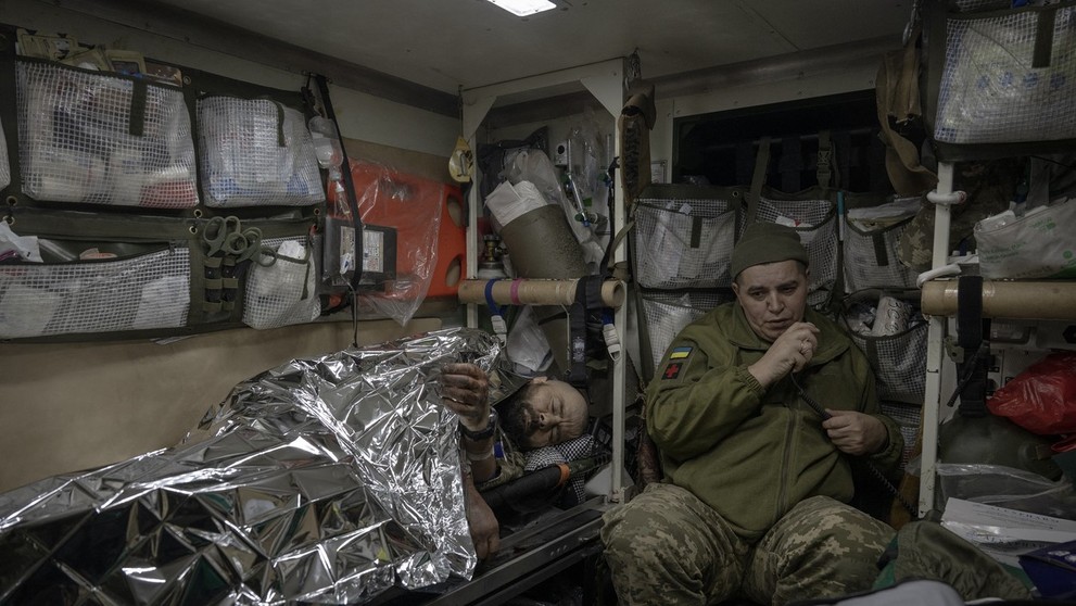 Zranený ukrajinský vojak odpočíva v bunkri v Avdijivke.