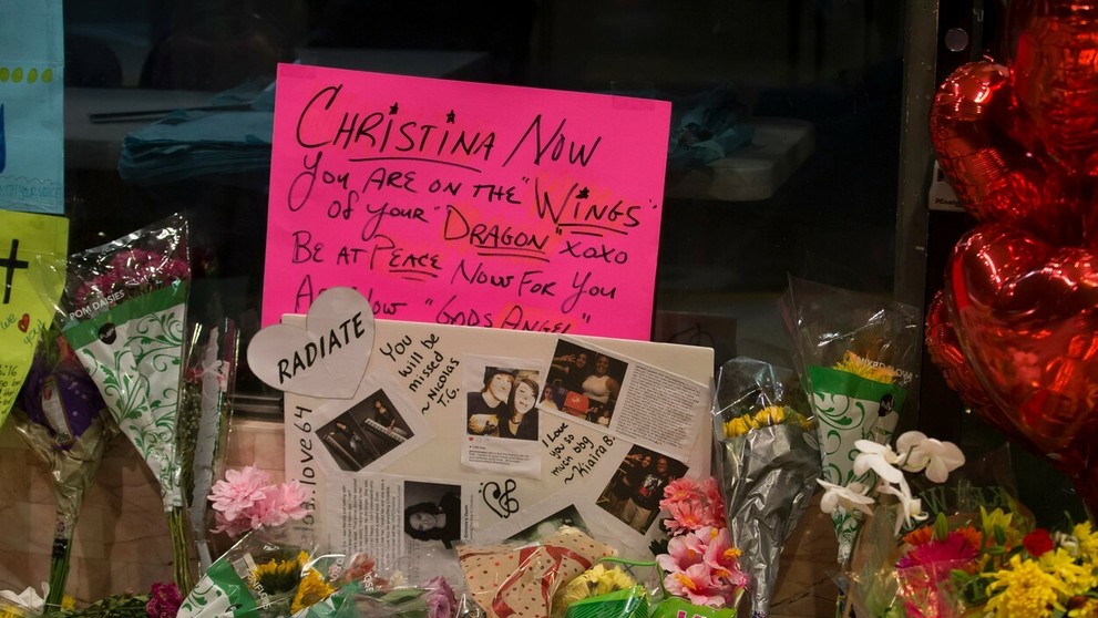 Ľudia smútia a ukladajú sviečky na mieste, kde zabili Christinu Grimmie.